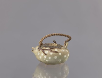 Sake jug chôshi with lid. Yellowish clay covered with grayish glaze; woven wicker handle. Decorated