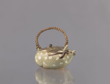 Sake jug chôshi with lid. Yellowish clay covered with grayish glaze; woven wicker handle. Decorated
