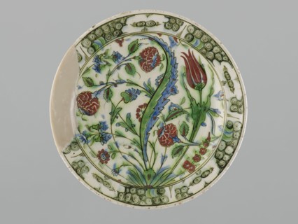 Plate;, Earthenware vessel Iznik, Turkey, 17th century; height 5.5 cm, diameter 30.5 cm.