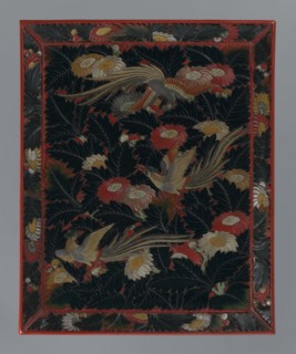 Tray made of red and dark green lacquer; decoration: three hôô phoenix birds among chrysanthemum