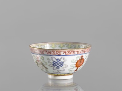 Bowl, gift, Qing dynasty 1644–1911, 19th century, China. Colored porcelain bowl on a foot, height 3