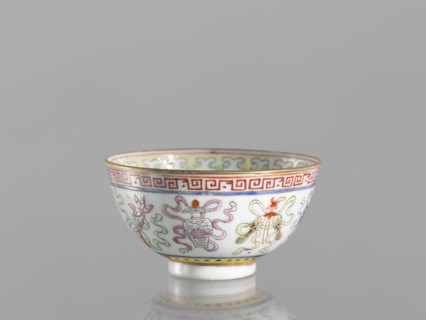 Bowl, gift, Qing dynasty 1644–1911, 19th century, China. Colored porcelain bowl on a foot, height 3