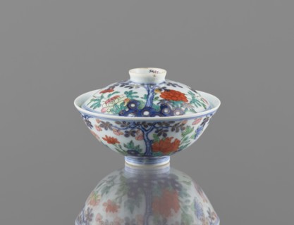 Bowl with a lid, Chinese, Qing dynasty, Qianlong period 1736–1795. Colored porcelain vessel, height