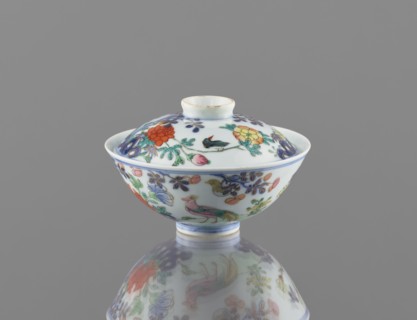Bowl with a lid, Chinese, Qing dynasty, Qianlong period 1736–1795. Colored porcelain vessel