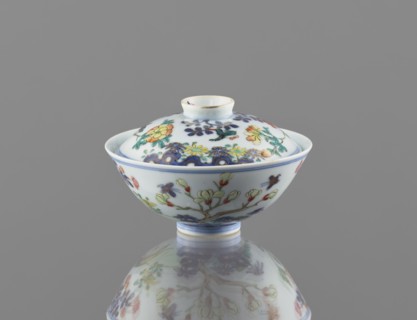 Bowl with a lid, Chinese, Qing dynasty, Qianlong period 1736–1795. Colored porcelain vessel, height