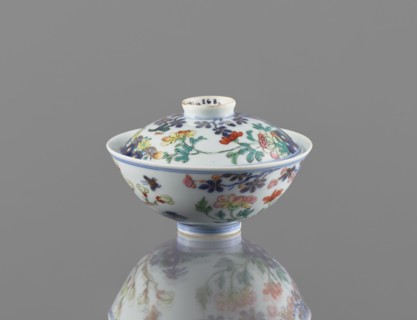 Bowl with a lid, Chinese, Qing dynasty, Qianlong period 1736–1795. Colored porcelain vessel, height