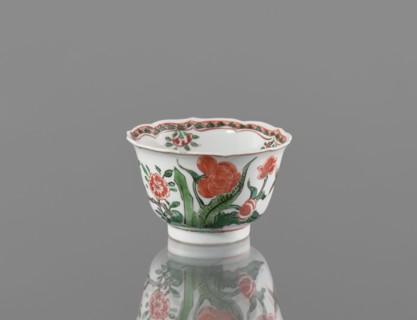 Bowl, porcelain with colorful overglaze enamels in Kangxi style Qing dynasty, 1662–1722. Decorated