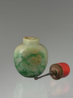 Snuffbox with spoon, maker, Chinese moon bottle, Qing dynasty 1644–1911, 19th century; material: