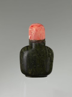 Snuffbox with spoon, Chinese, Qing dynasty 1644–1911, 19th century. Moon bottle plug stone: