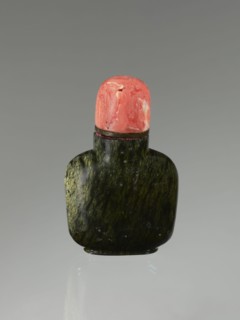 Snuffbox with spoon, Chinese, Qing dynasty 1644–1911, 19th century; moon bottle carved from
