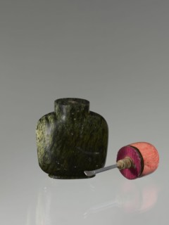Snuffbox with spoon, Chinese, Qing dynasty 1644–1911, 19th century. Moon bottle form carved from
