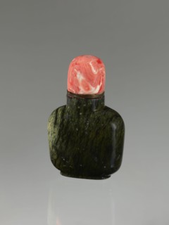 Snuffbox with spoon, 19th century China, Qing dynasty 1644–1911. Moon bottle carved from