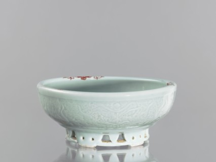 Bowl on an openwork foot, Chinese, Qing dynasty, Yongzheng period 1723–1735. Porcelain with