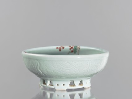Bowl on an openwork foot;, Chinese colored porcelain vessel from the Qing dynasty, Yongzheng period