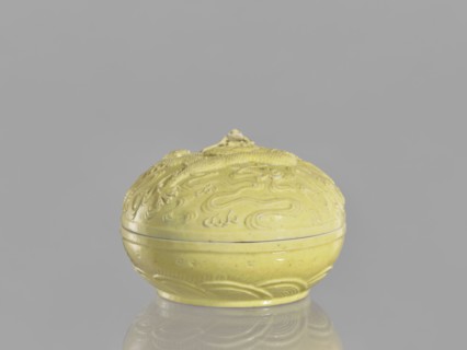 Box with a lid, Kangxi style, ceramics, Qing dynasty 1644–1911, Kangxi period 1662–1722, 18th