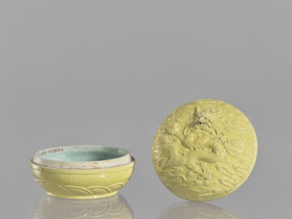 Box with a lid, Kangxi style, ceramics, boxes, Qing style, dragons iconography, Chinese art,
