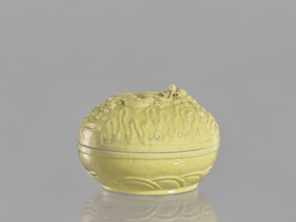 Box with a lid, Kangxi style, ceramics, Qing style, dragons iconography, Chinese art, Chinese