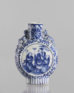 Bian hu moon pilgrim bottle, 17th century China, blue and white porcelain vessel with figurative