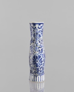 Bian hu moon pilgrim bottle, noted, 17th century China, blue and white porcelain vessel decorated