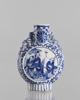 Bian hu moon pilgrim bottle, 17th century China, blue-and-white porcelain vessel decorated with