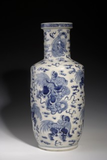 Tall bang chui vase, Chinese, Qing dynasty, Kangxi period 1662–1722, 17th century. Blue-and-white