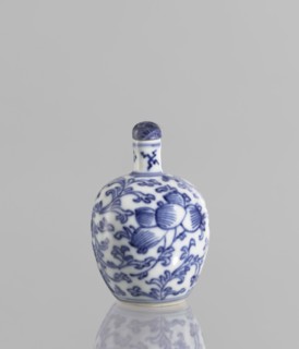 Snuffbox with spoon, Chinese blue-and-white porcelain, 19th century China; decorated with plant