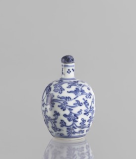 Snuffbox with spoon, Chinese, 19th century, blue and white porcelain, plant ornaments and floral