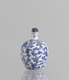 Snuffbox with spoon, blue-and-white porcelain, 19th century China; plant ornaments and floral