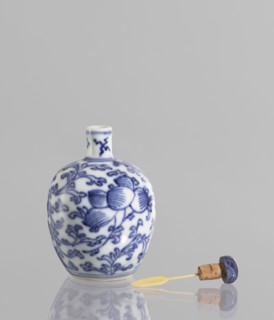 Snuffbox with spoon, blue-and-white porcelain, China, 19th century; plant ornaments with flowers