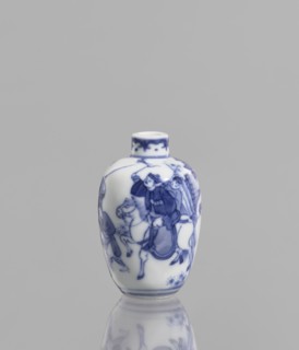Flask - snuffbox, Chinese, blue-and-white porcelain, figurative scenes of hunting with bows,