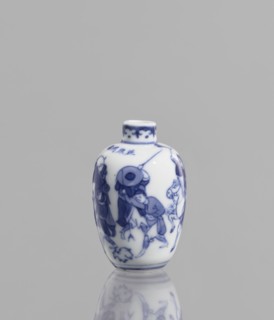 Flask - snuffbox, Chinese, blue-and-white porcelain, figurative scenes of hunting with bows,