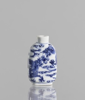 Flask-snuffbox, Chinese; blue-and-white porcelain; ceramics; pearls; clouds; dragons iconography;