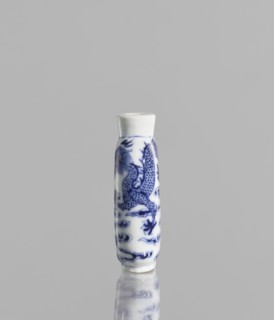 Flask - snuffbox, Chinese, blue-and-white porcelain with pearls and cloud and dragon decoration,