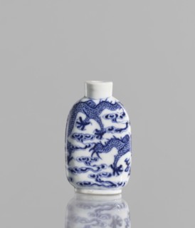 Flask - snuffbox, Chinese, blue-and-white porcelain, pearls, clouds, dragons iconography, Kangxi