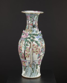 Vase, Chinese, colored porcelain, 19th century, decorated with battle scenes, figural scenes, court