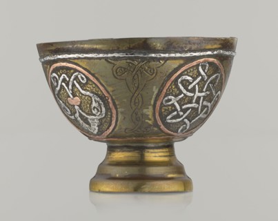 Bowl, Islamic art, Arabic culture, geometric motifs, decoration with braided and arabesque motifs
