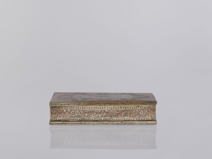 Box with lid. Box decorated on the sides with plant twigs. Paste colors: red, orange, black paste