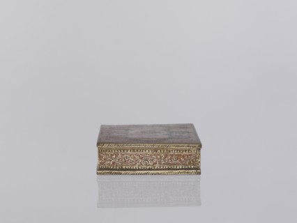Box with lid. Decorated on the sides with plant twigs. Paste colors: red, orange, black paste
