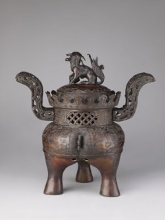 Ding-type incense burner koro with cover, Yoshida maker. Incense burner with two openwork handles.