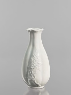 Vase, gift; Chinese; Qing dynasty 1644–1911; peaches iconography; decorative vessel; 1690–1710,