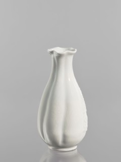 Vase, Chinese, Qing dynasty 1644–1911, decorated with peaches iconography, decorative vessel, dated