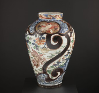 Vase tsubo, Japanese, decorated with butterflies, birds, phoenixes hoo, karashishi, paulownia,