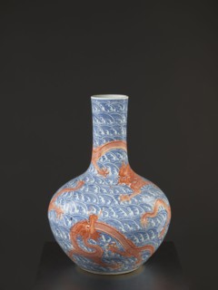 Vase-bottle, 18th century China, Qing dynasty, Qianlong period 1736–1795. Blue-and-white porcelain