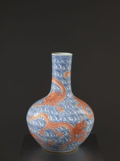 Vase-bottle, Chinese, Qing dynasty, Qianlong period 1736–1795, 18th century. Blue-and-white
