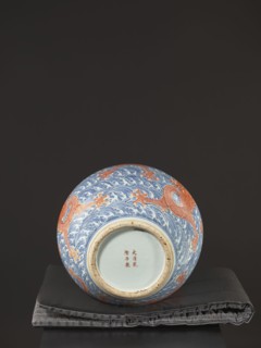 Vase-bottle, Qing dynasty, Qianlong period 1736–1795, 18th century China. Blue-and-white porcelain