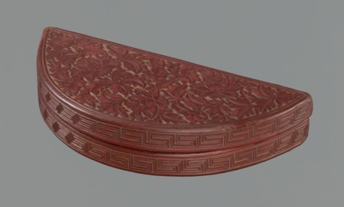 Box with a lid, semi-circular container decorated on the lid with a dense pattern of peony flowers
