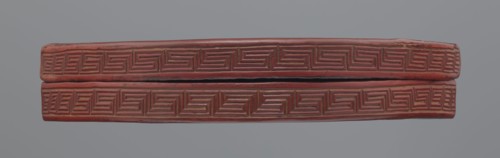 Box with a lid; semi-circular box decorated on the lid with a dense pattern of peony flowers and