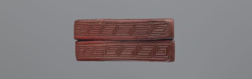 Box with a lid; semi-circular lacquered box decorated on the lid with a dense pattern of peony