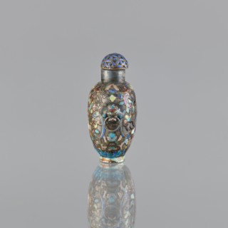 Snuffbox with stopper, cloisonné enamel, Chinese, figural scenes and plant ornament, handles;