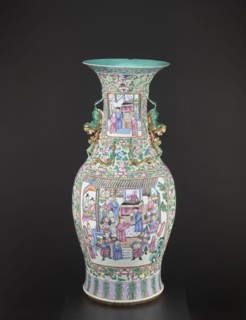 Vase, lion iconography, protection, court scenes, ceramics, Qing style, colored porcelain, Chinese